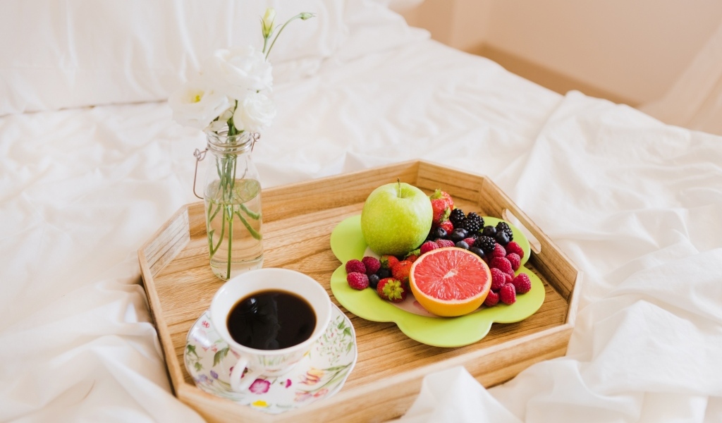 Фрукты и чашка кофе для любимой в постель