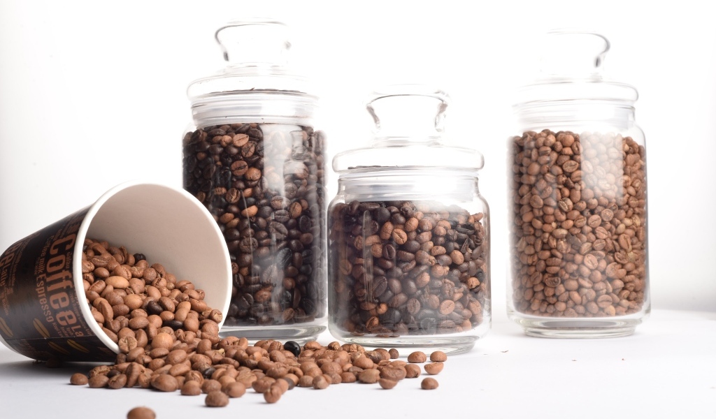 Стеклянные банки с жареными кофейными зернами