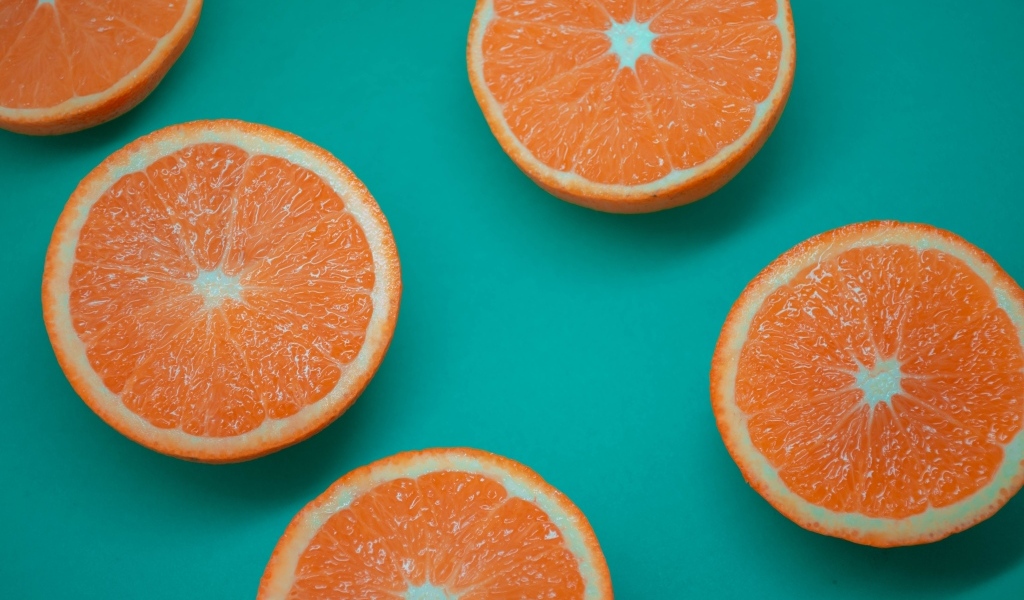 Половинки апельсина на голубом фоне