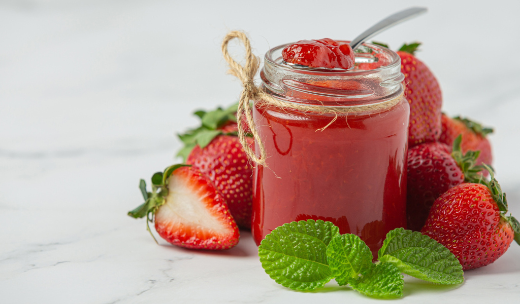 Банка клубничного джема со свежими ягодами