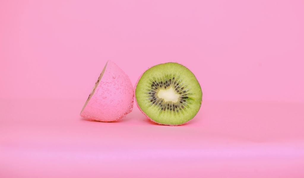 Половинки киви на розовом фоне
