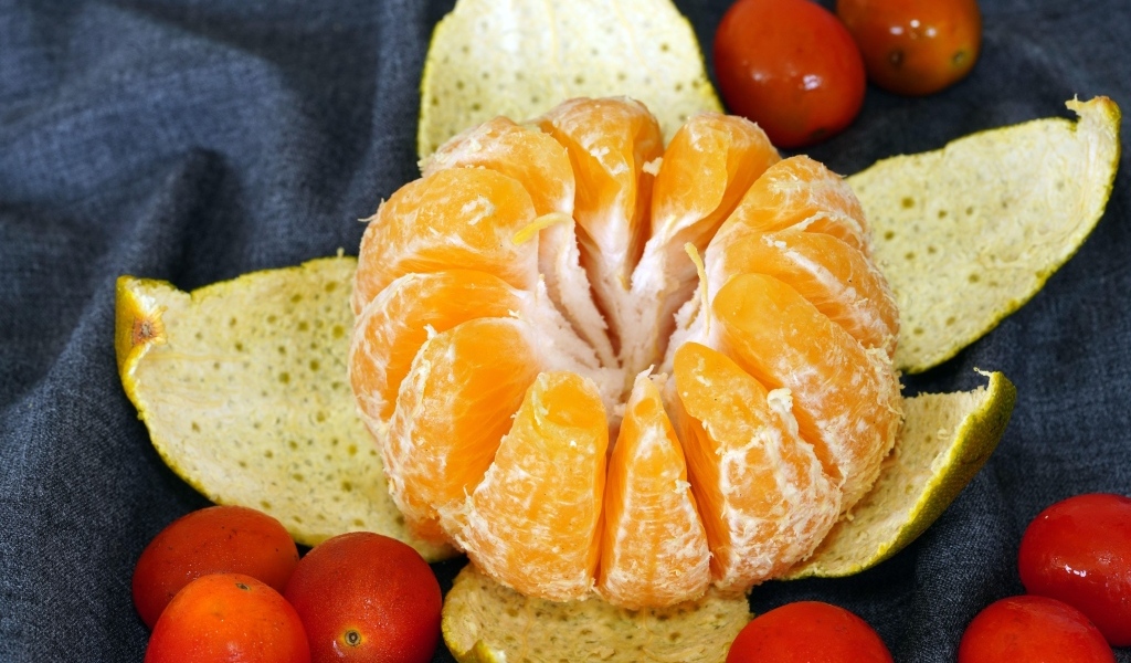 Большой очищенный мандарин на столе