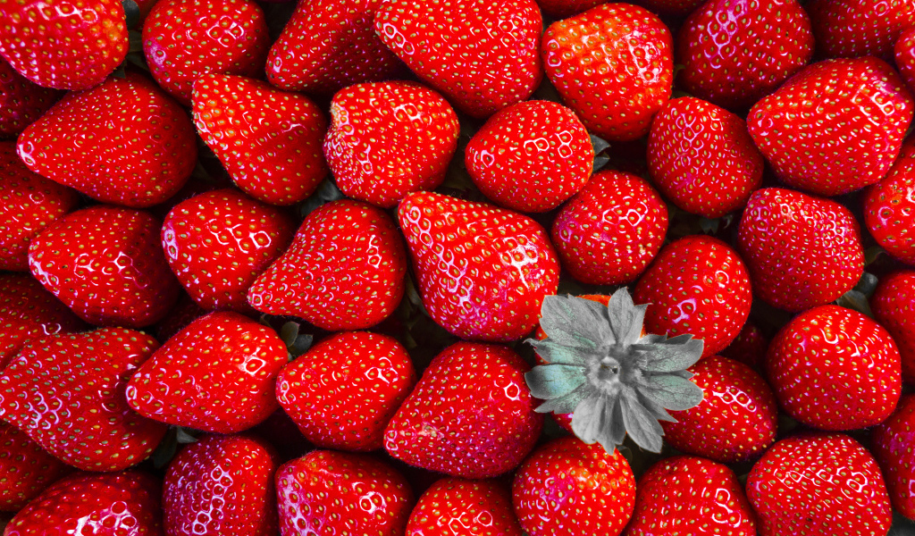 Крупная красная ароматная клубника