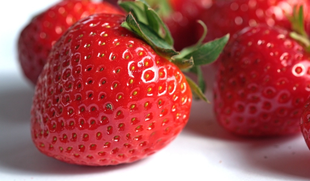 Крупная красная спелая клубника крупным планом