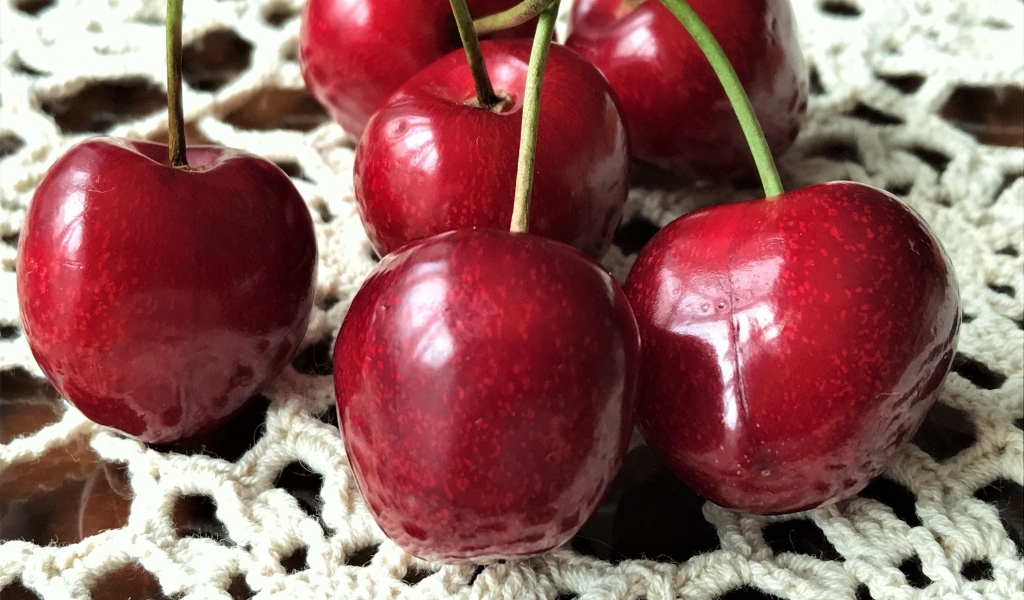 Крупные спелые ягоды черешни на столе