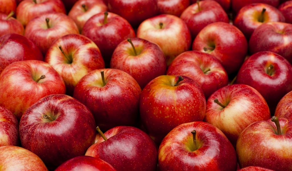 Много спелых красных яблок крупным планом