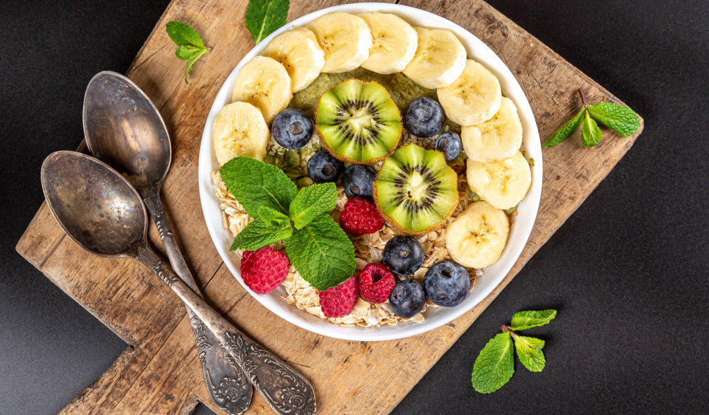 Овсяные хлопья с ягодам на завтрак 