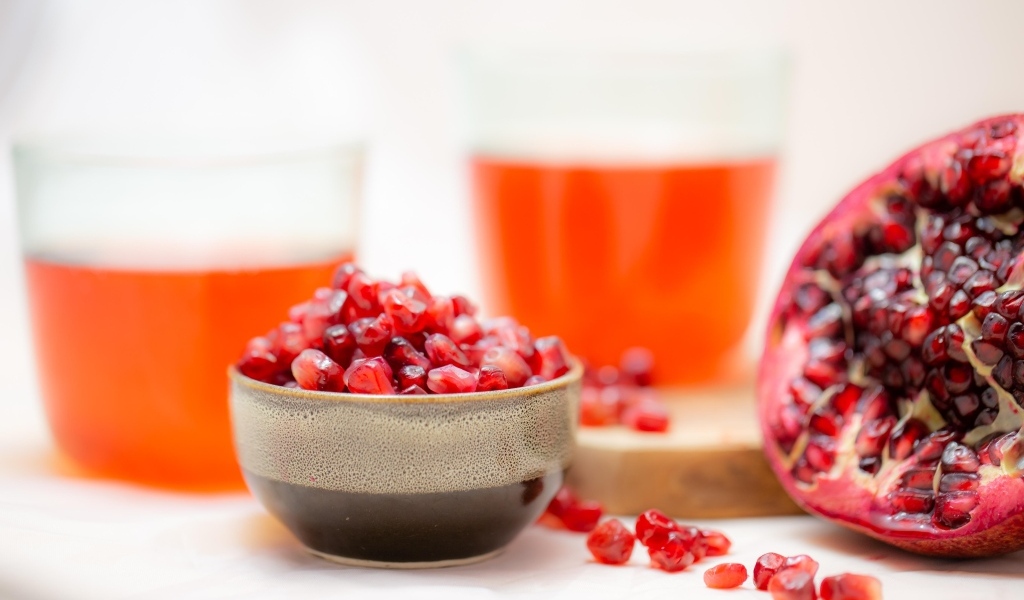 Очищенный красный гранат на столе