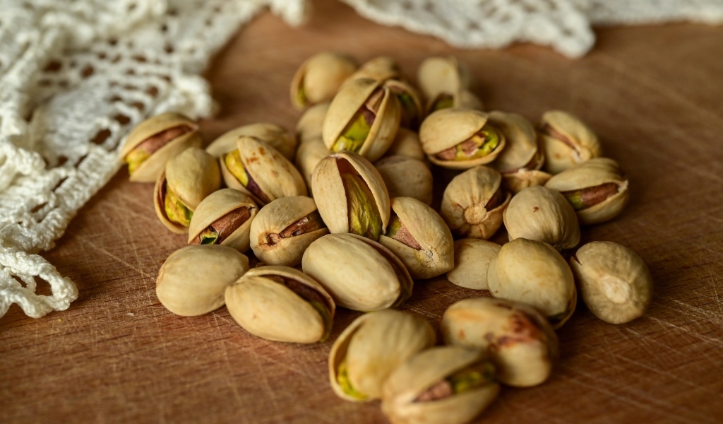 Фисташки в скорлупе на столе