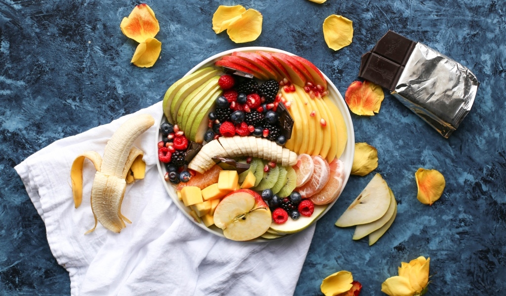 Тарелка со свежими ягодами и фруктами