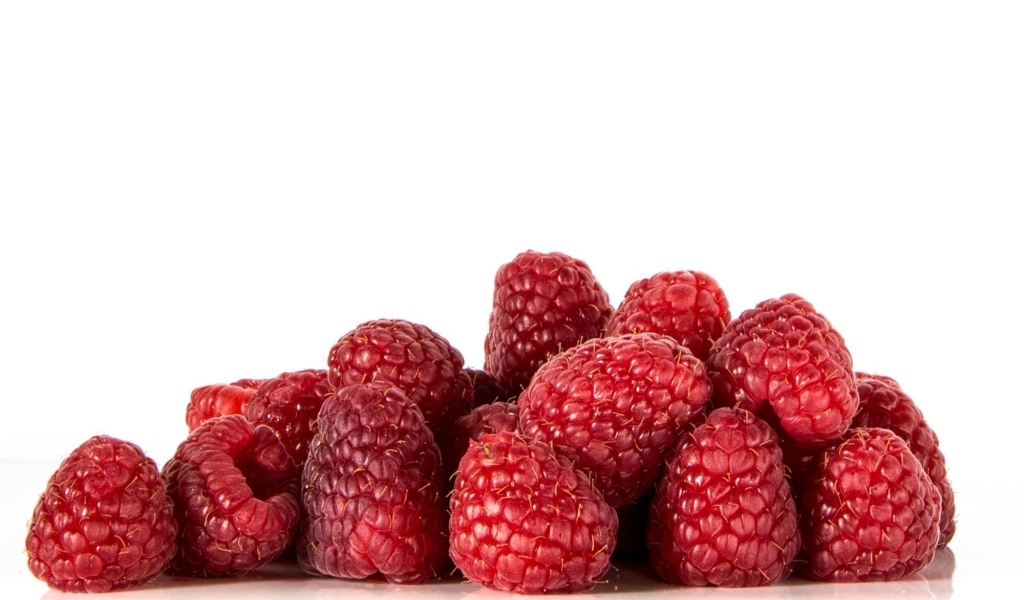 Спелые красные ягоды малины на белом фоне