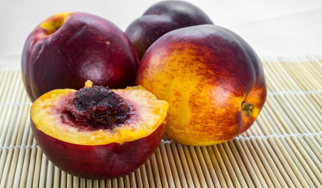 Спелый сладкий нектарин на столе