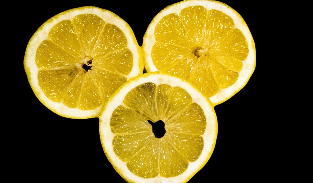 Нарезанный лимон на черном фоне