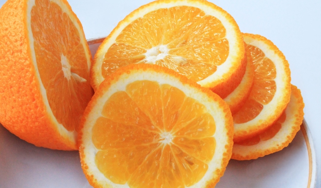 Нарезанный апельсин на тарелке
