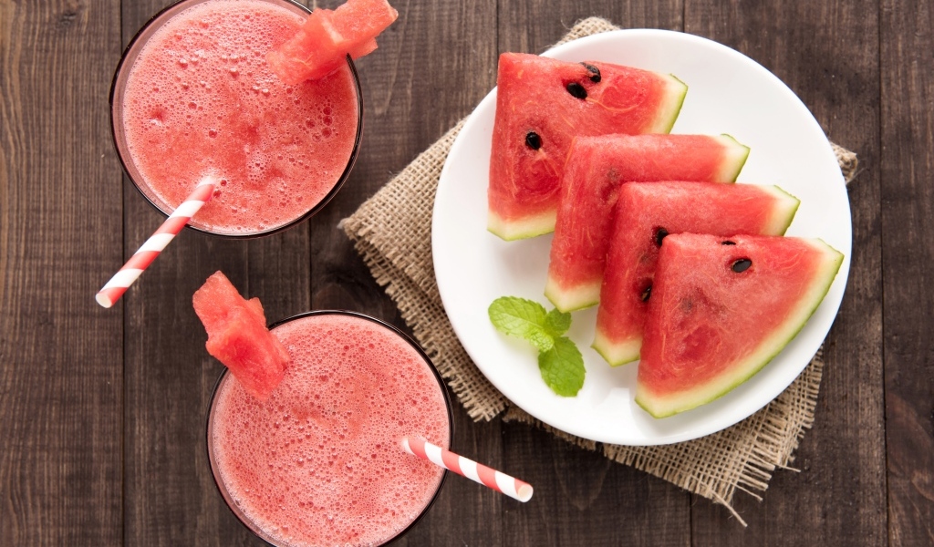 Кусочки арбуза на столе с соком