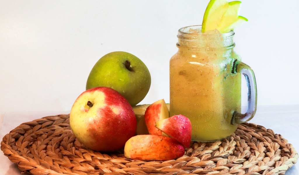 Смузи в банке на столе с яблоками