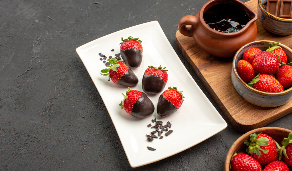 Клубника в шоколаде на белой тарелке