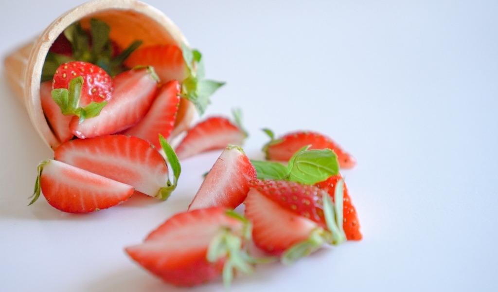 Кусочки клубники с вафельным рожком