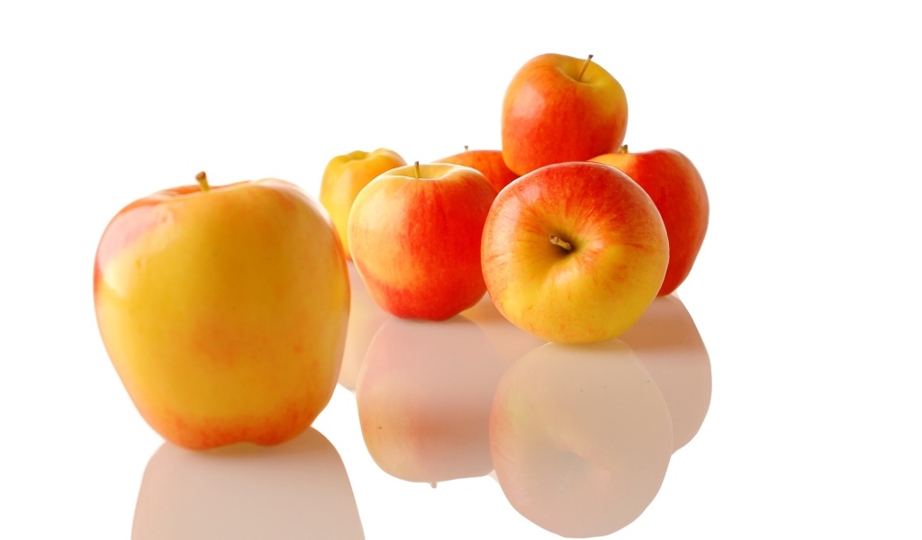 Сладкие медовые яблоки на белом фоне