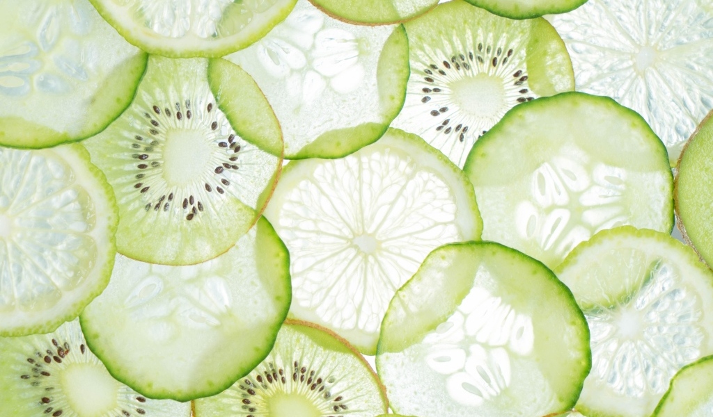 Тонкие кружочки киви, лимона и огурца