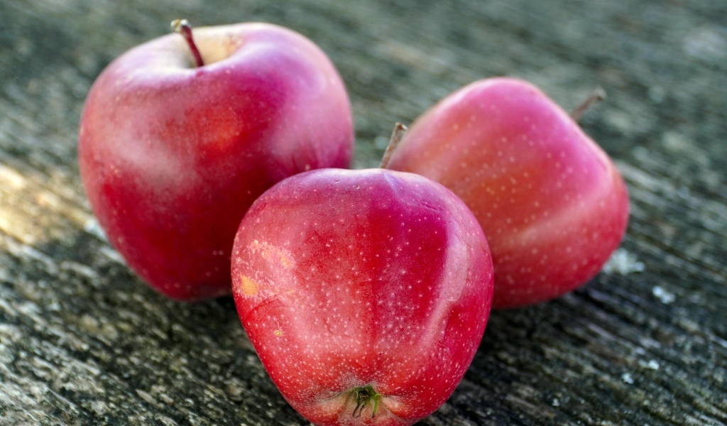 Три больших спелых красных яблока