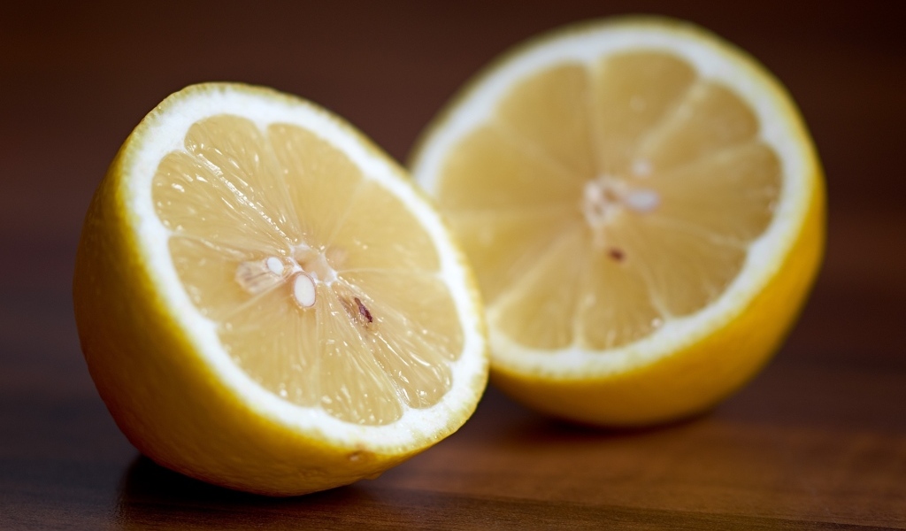 Две половины лимона столе 