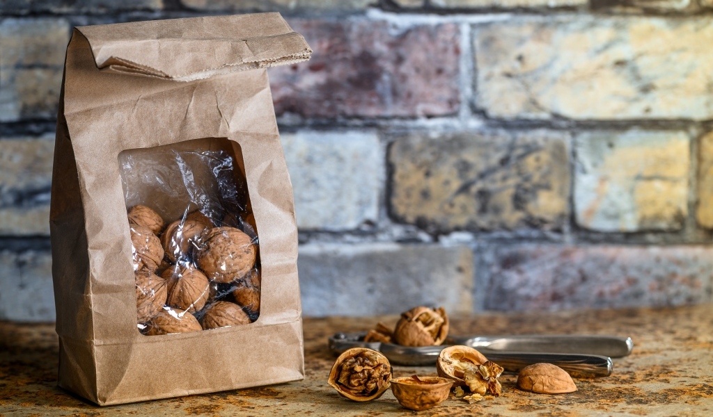Грецкие орехи в пакете у стены