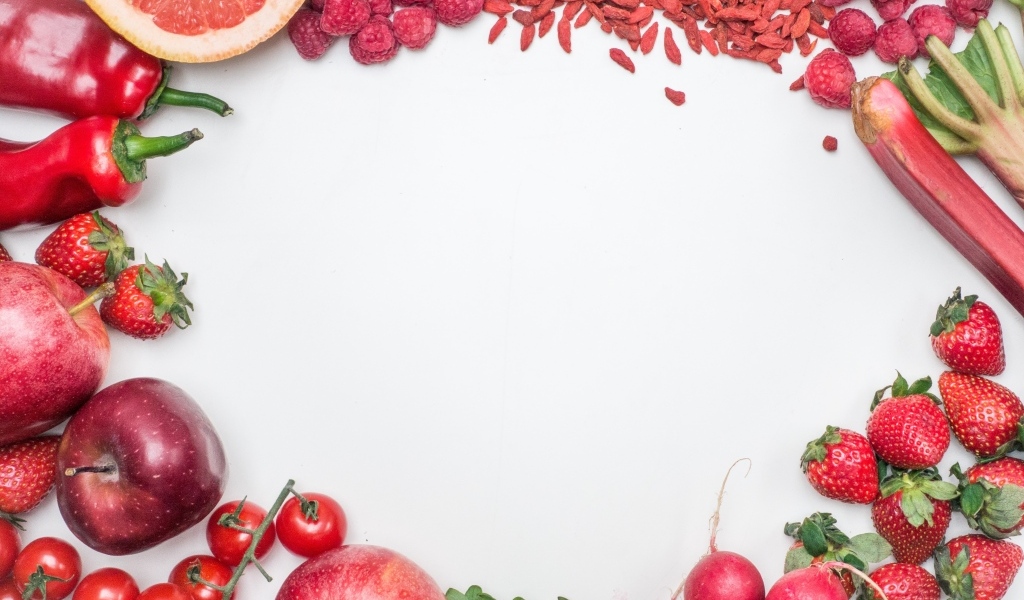 Белый фон с рамкой из фруктов и овощей