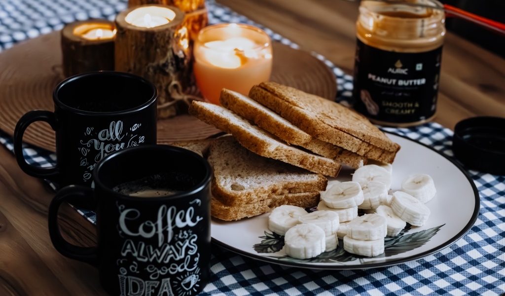 Хлеб с бананами и кофе на столе на завтрак