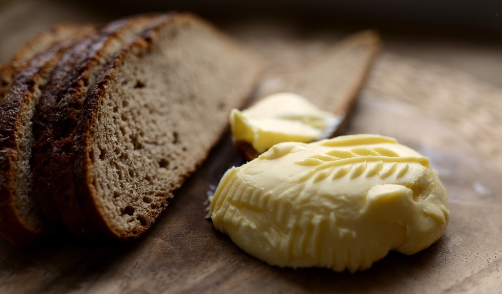 Сливочное масло с хлебом на доске 