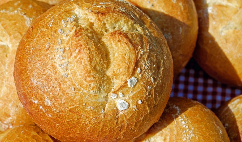 Хрустящий круглый свежий хлеб