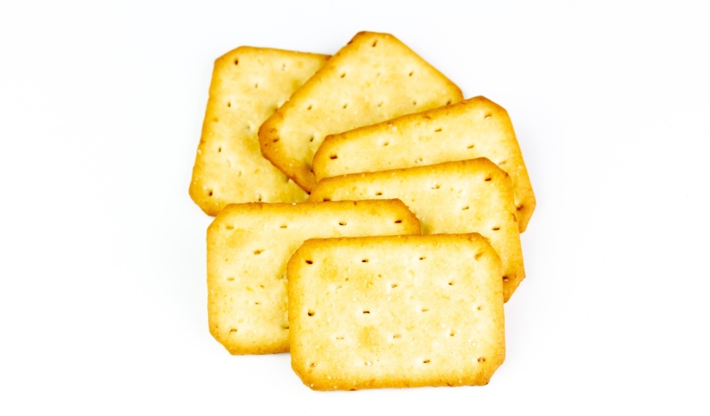 Вкусное хрустящее печенье крекер 