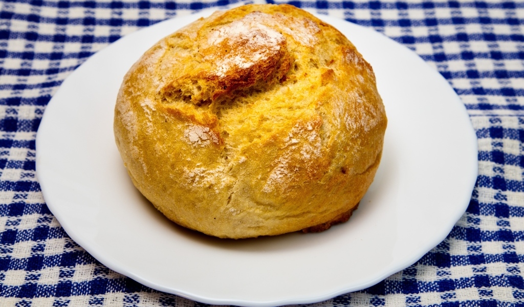 Ароматный запеченный хлеб на белой тарелке