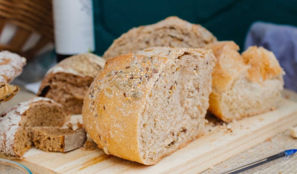 Свежий злаковый хлеб на столе