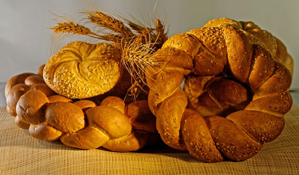 Свежие калачи с колосьями крупным планом