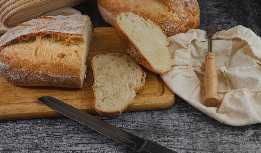 Свежий нарезанный хлеб на столе