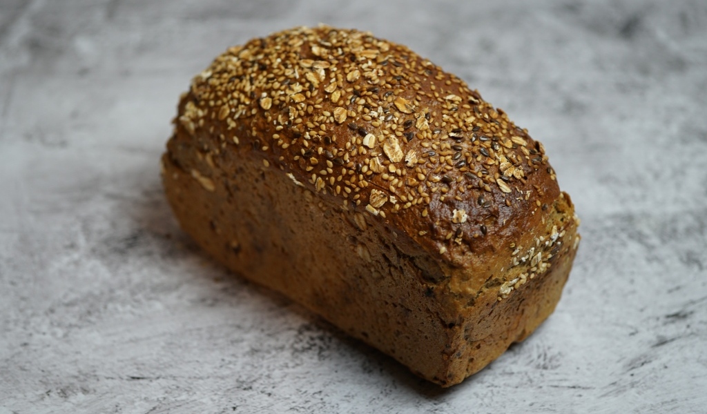 Буханка хлеба с семенами