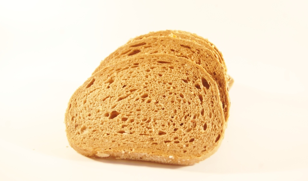 Куски хлеба на белом фоне