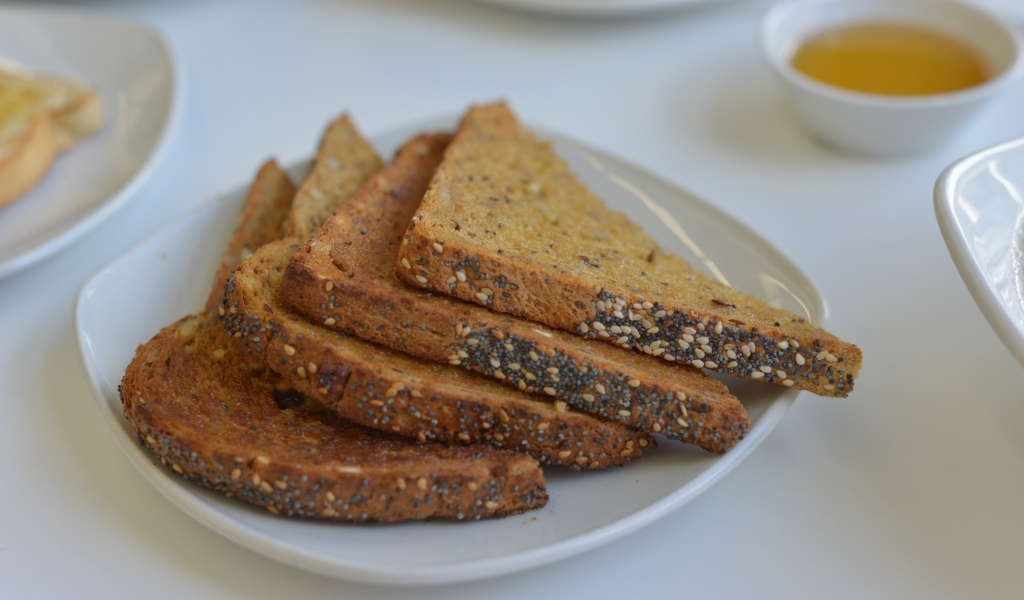 Кусочки хлеба на столе на завтрак 