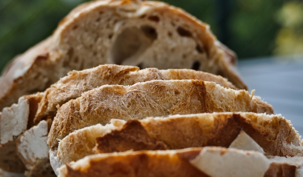 Нарезанный хлеб на столе 