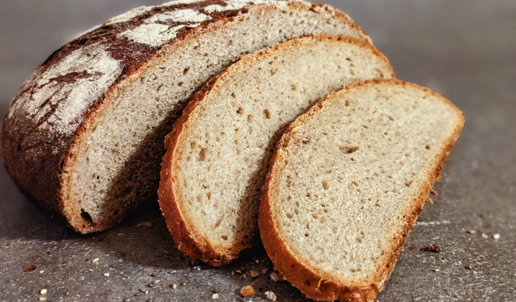 Нарезанный свежий ароматный хлеб