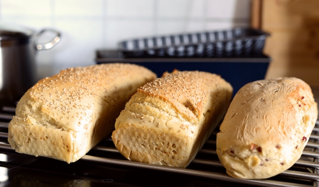 Три буханки свежего хлеба