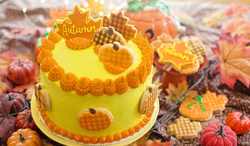 Аппетитный торт с осенним украшением