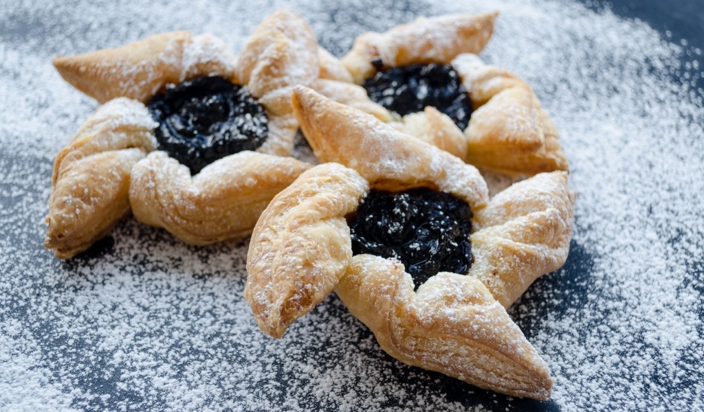 Аппетитное печенье с джемом и сахарной пудрой