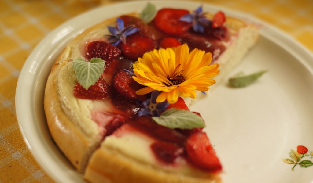 Аппетитный пирог с ягодами клубники и цветами