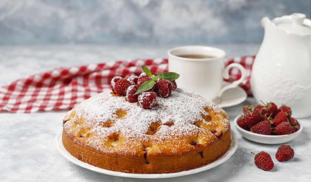 Аппетитный сладкий пирог с малиной