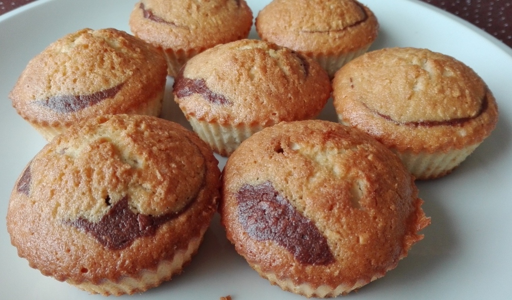 Запеченные кексы на белой тарелке крупным планом