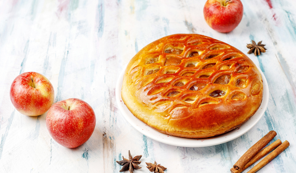 Красивый пирог на столе с яблоками и корицей