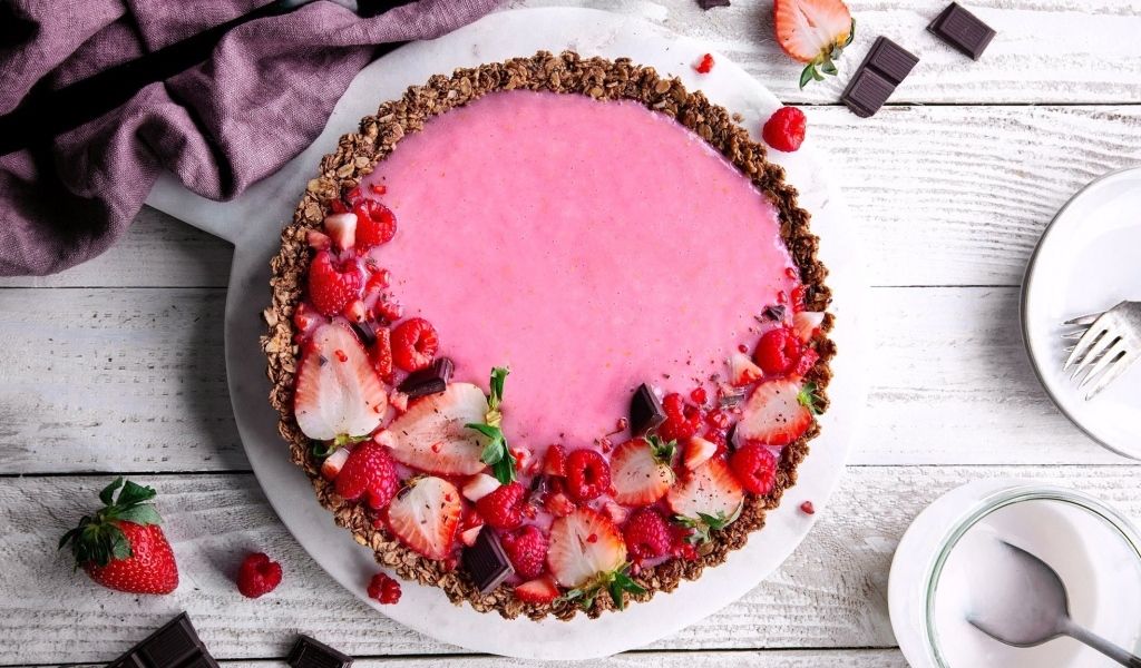 Красивый сладкий торт с ягодами