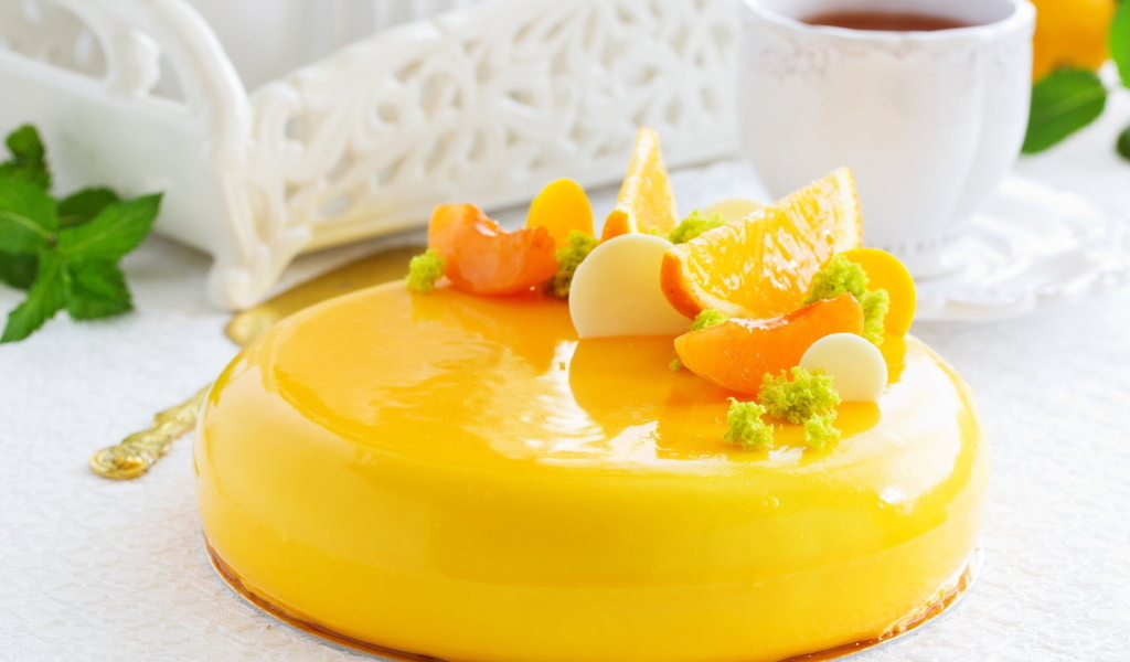 Красивый желтый торт с фруктами